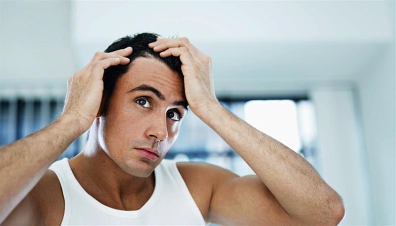 La caduta dei capelli è vissuto dagli uomini in modo preoccupante. 